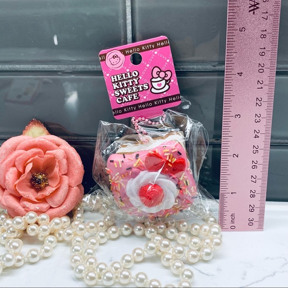 Hello Kitty strawberry cake squishy ball chain - Picture 5 of 6